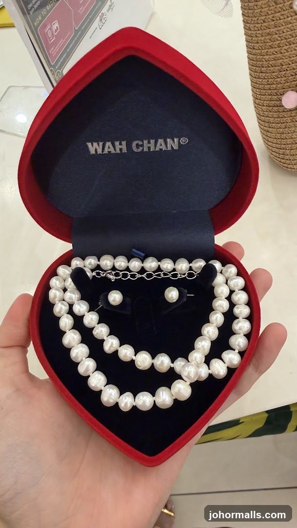 Wah Chan Pearl Set in Heart Box