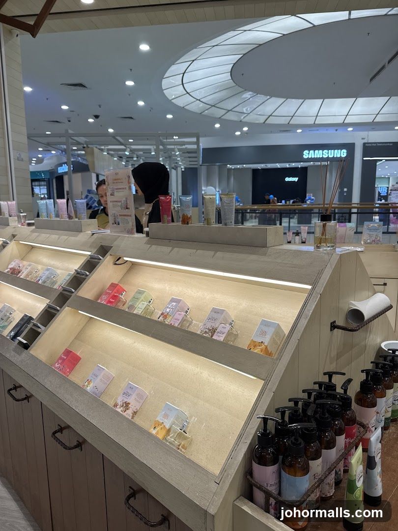 Interior retail display