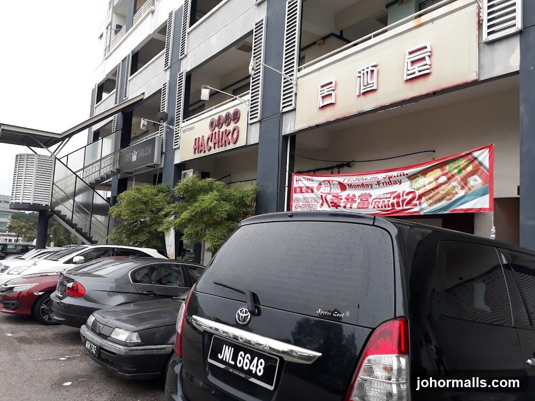 Restaurant and Salon Facade