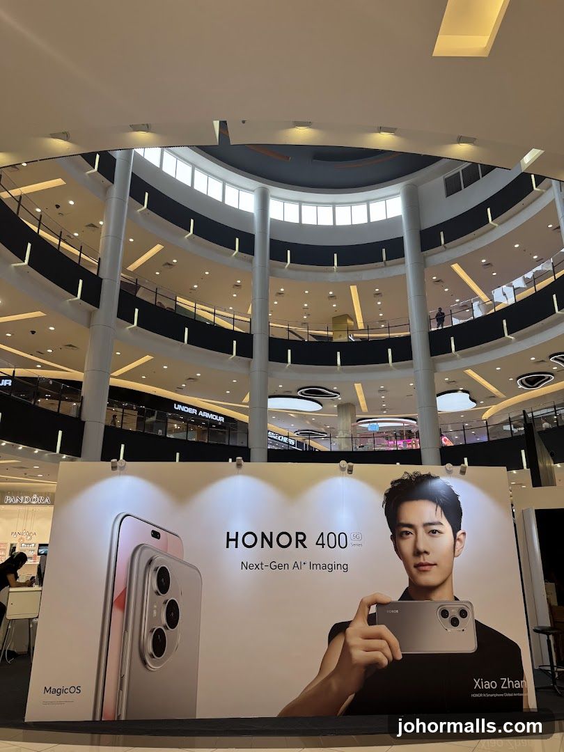 Honor 400 5G promotional display
