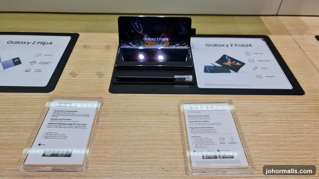 Samsung Galaxy Z Fold4 and Z Flip4 Display