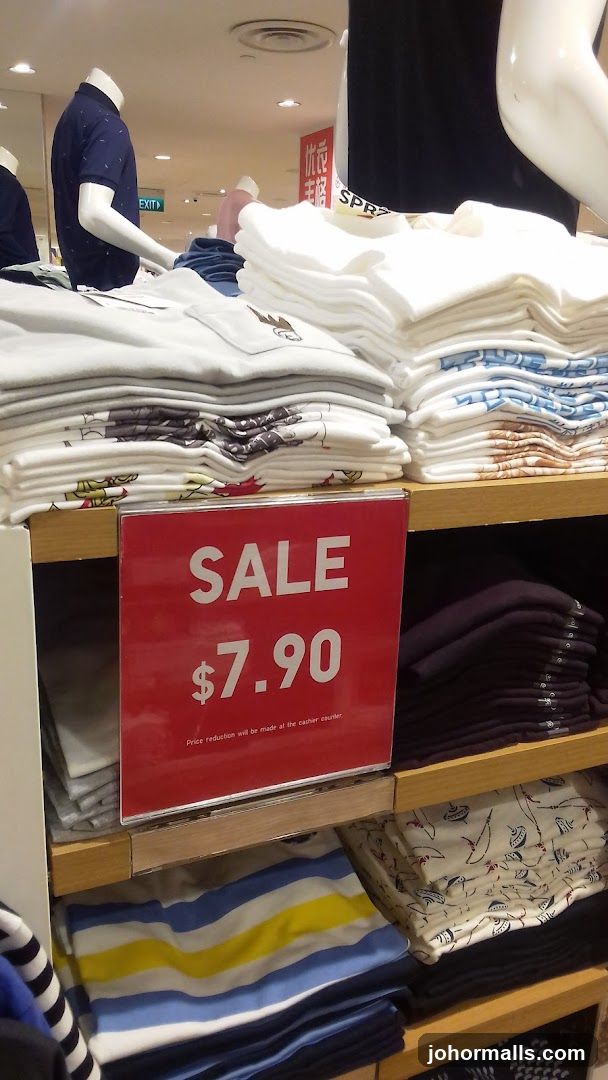 T-shirt Sale Display