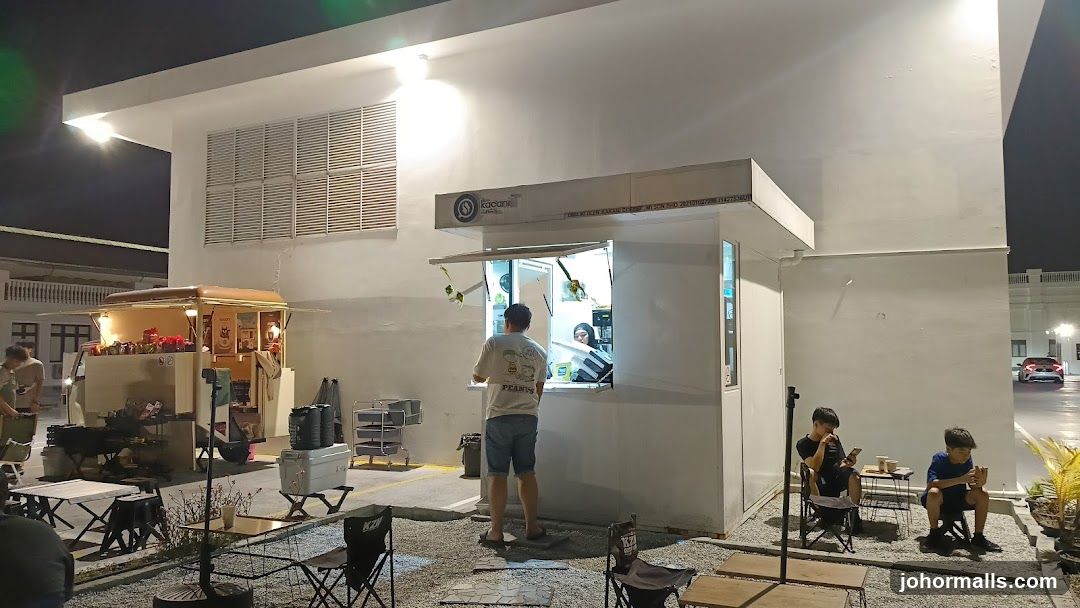 Outdoor cafe with food trucks and seating