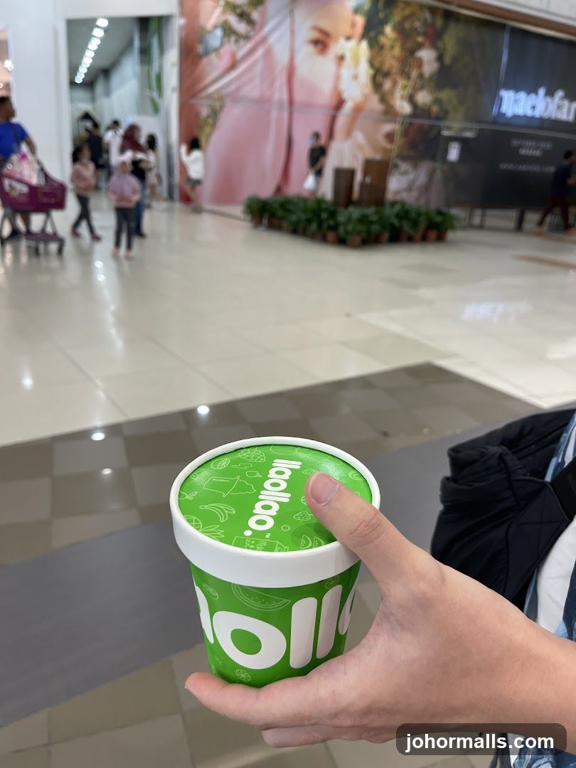 Person holding a llaollao cup