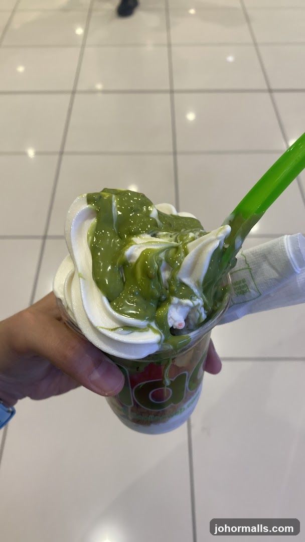 Frozen Yogurt with Green Topping