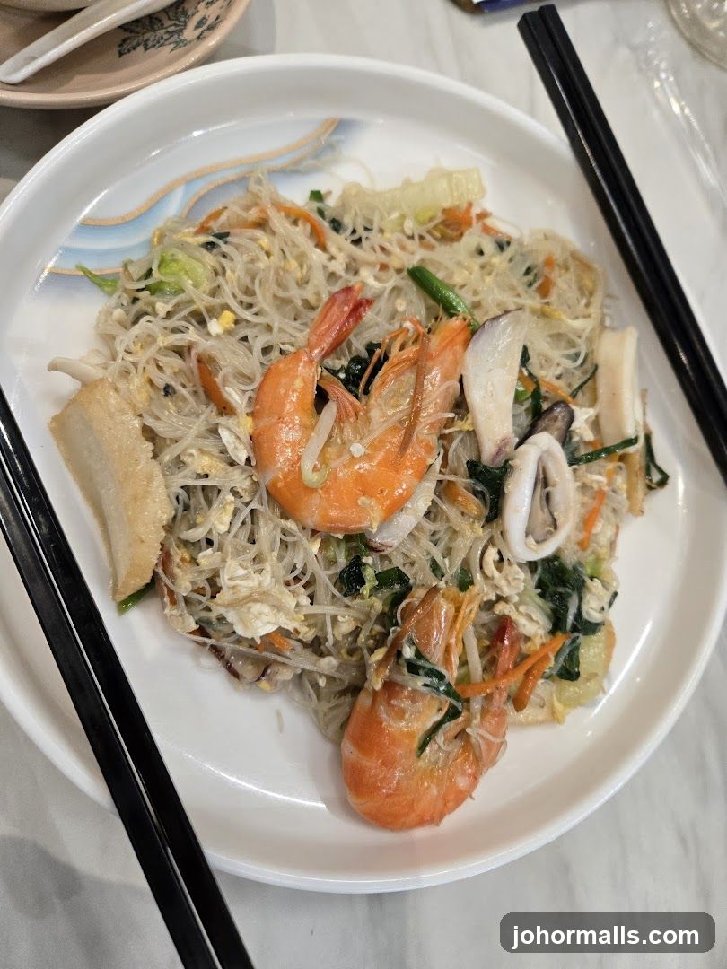 Stir-fried noodles with shrimp and squid