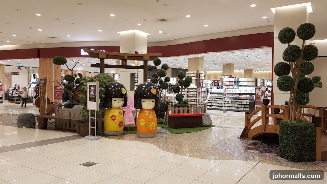 Japanese-themed mall display