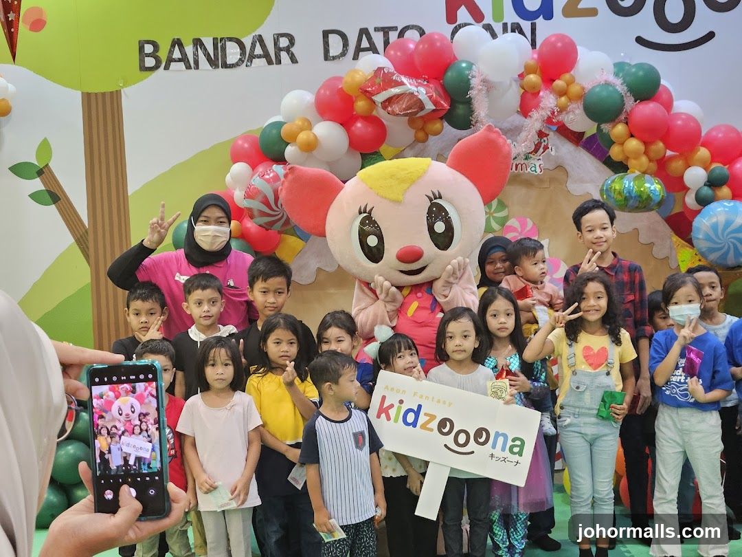 Children and mascot at Kidzoona event