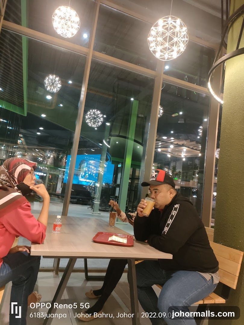 People enjoying drinks at a cafe