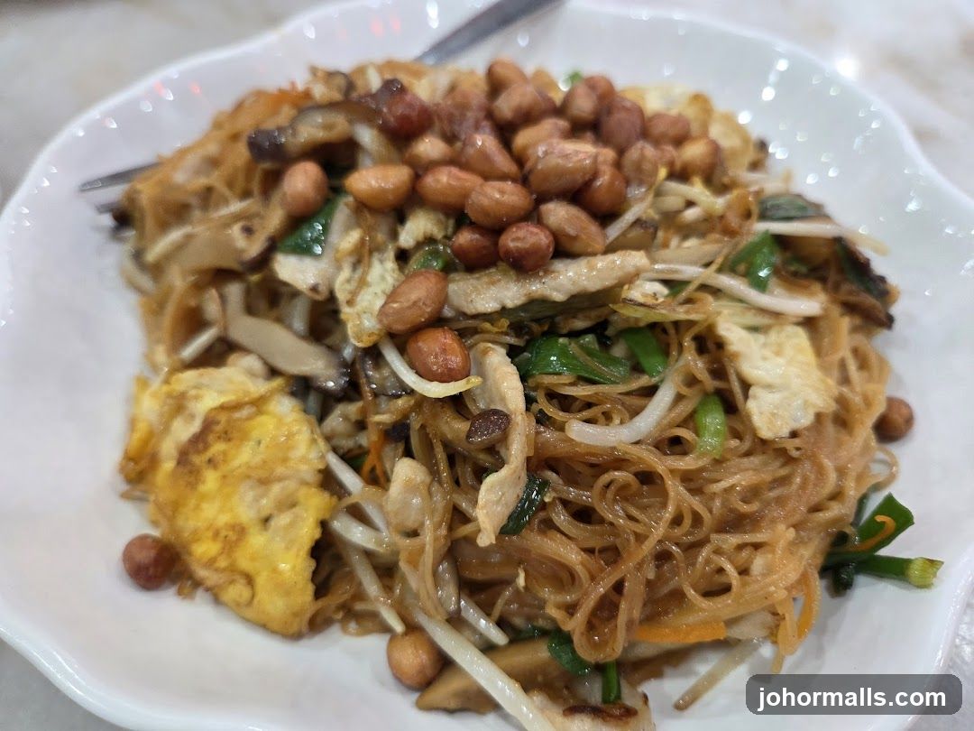Noodles with Peanuts and Egg