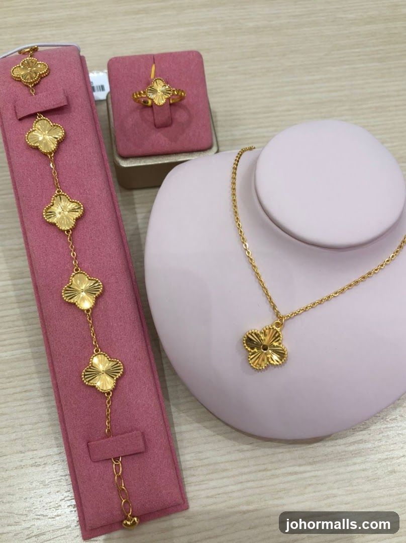Gold Clover Jewelry Set