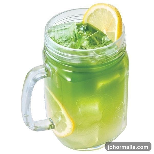 Green Drink with Lemon and Ice