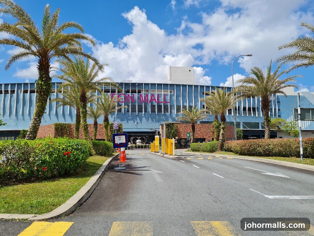 Lion Mall Entrance