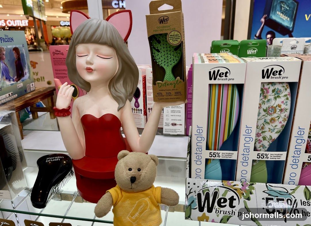 Display of Wet Brush detangling brushes