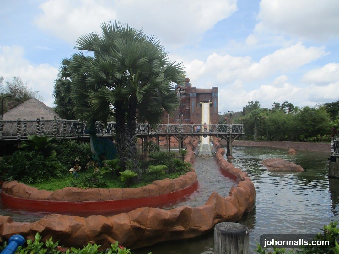 Water ride with dinosaur and jungle theme
