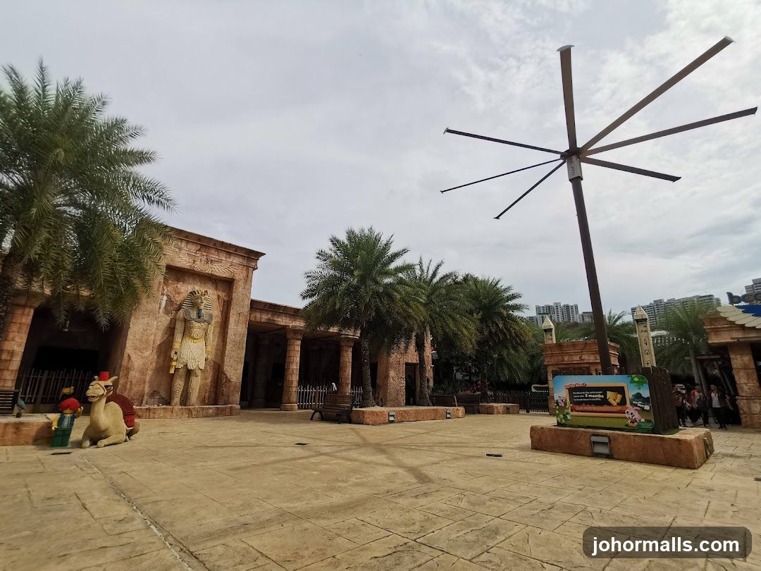 Egyptian-themed attraction with large fan structure