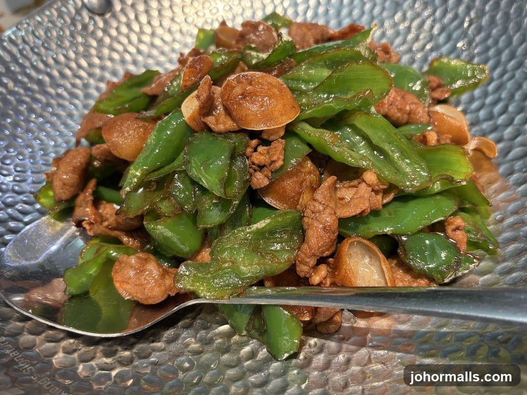 Stir-fried dish with green peppers and meat