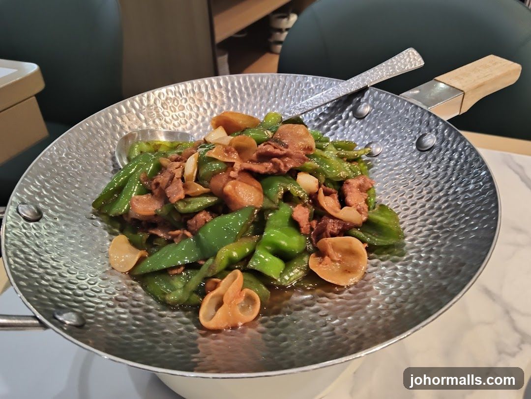 Stir-fried dish with green peppers and meat