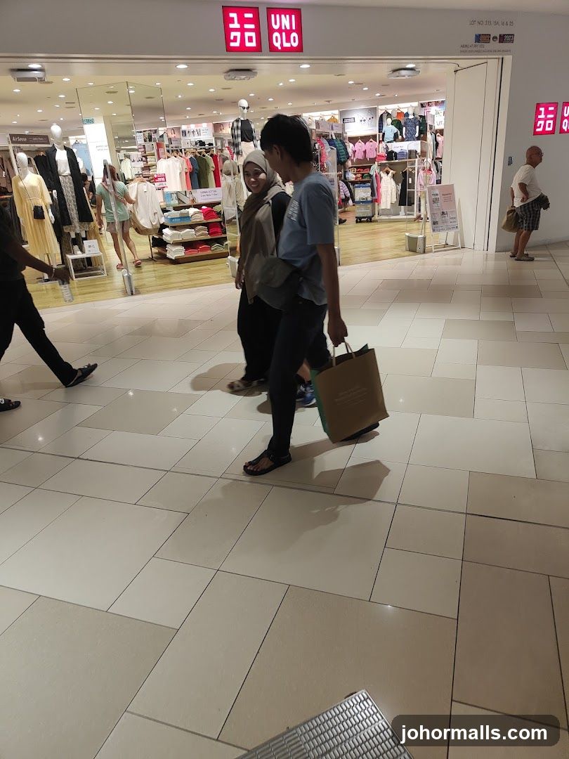 UNIQLO Storefront
