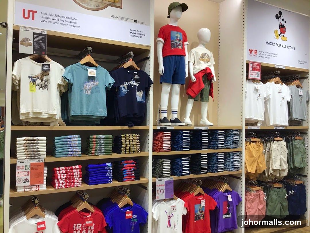 Uniqlo T-shirt Display