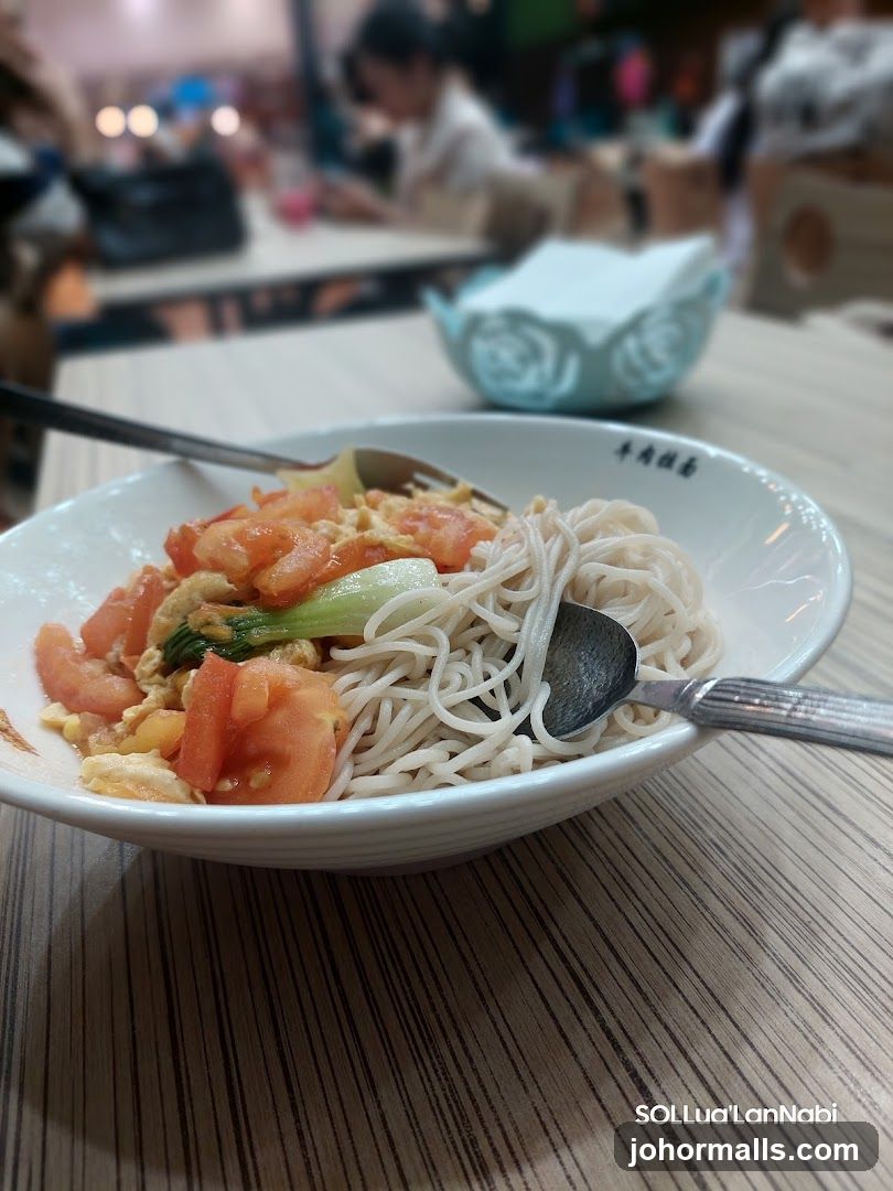 Noodles with Tomatoes and Egg