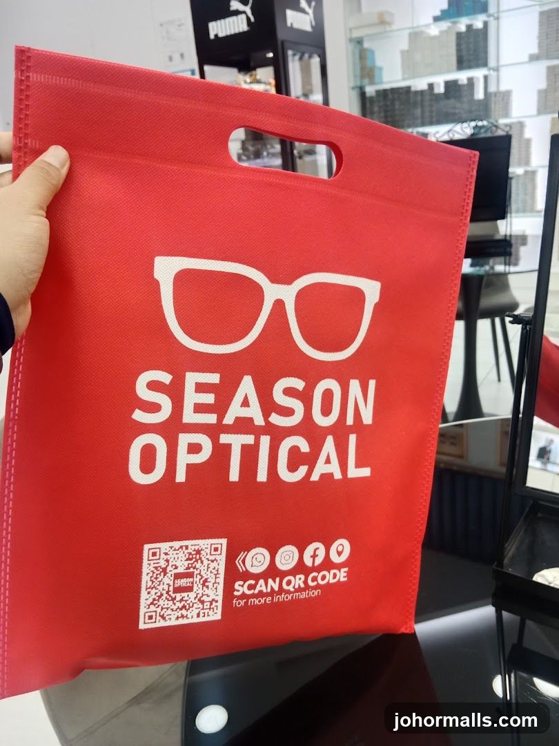Red shopping bag with "SEASON OPTICAL" logo