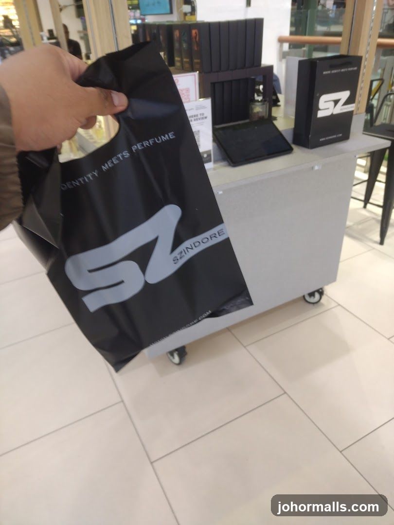 Shopping bag with logo