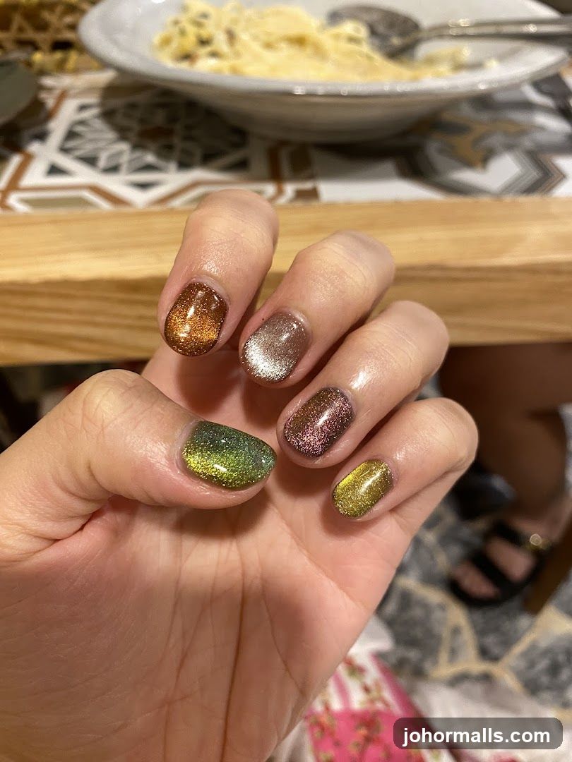 Sparkling Cat Eye Nails