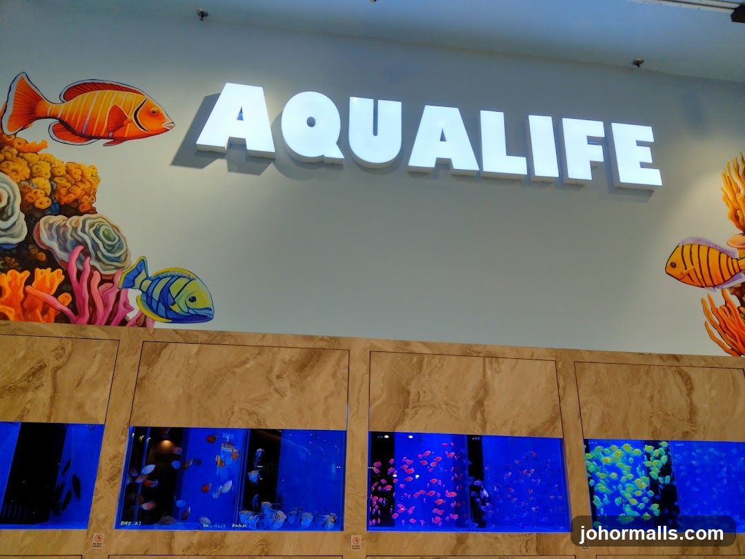 Aquarium displays with "AQUALIFE" signage