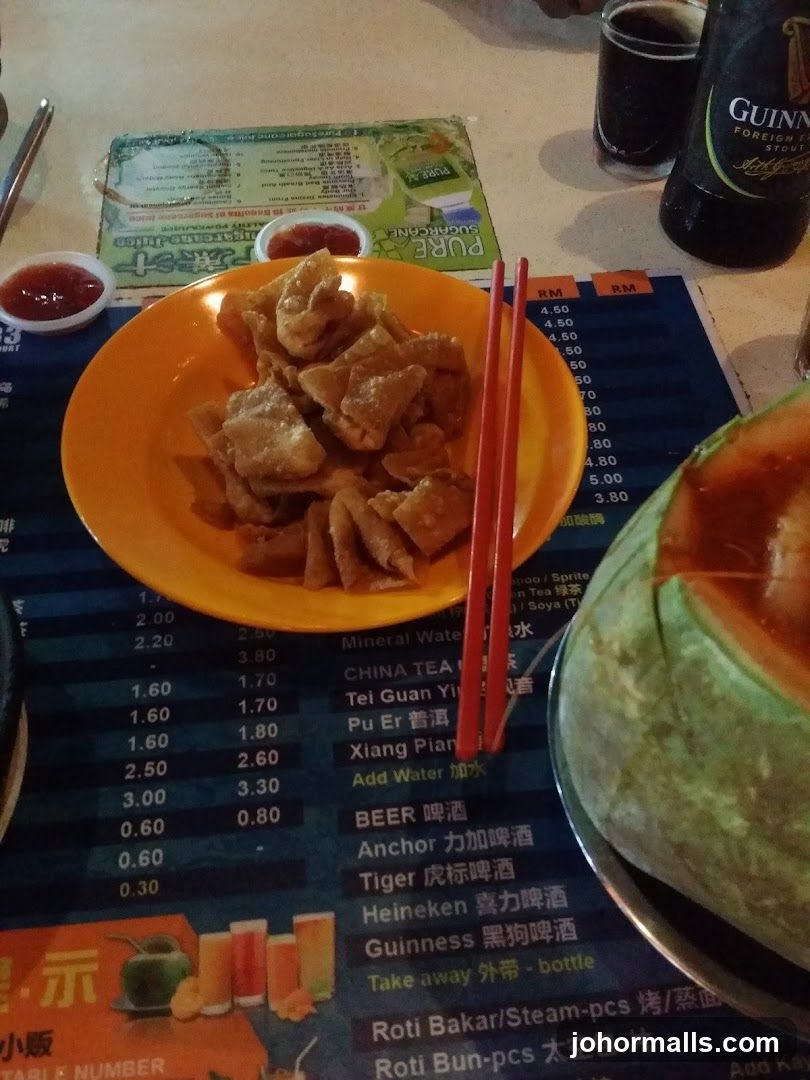 Fried Wontons with Dipping Sauce and Drinks