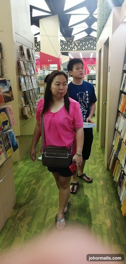 People browsing books