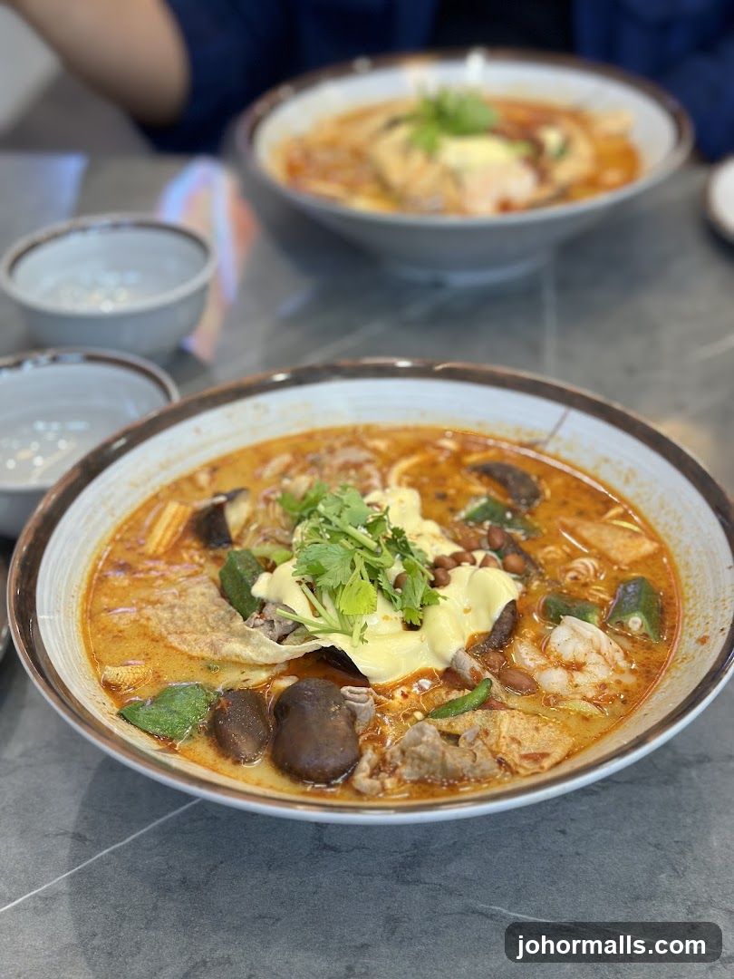 Spicy Noodle Soup with Shrimp and Meat