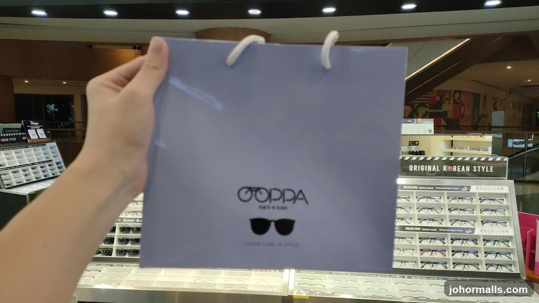 Shopping bag with glasses logo