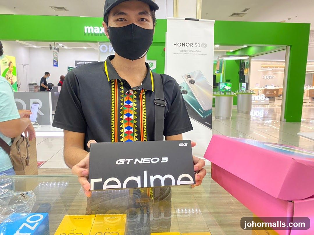 Man holding a Realme GT Neo 3 box