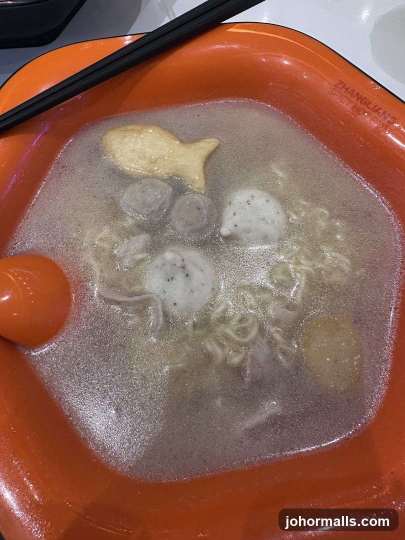 Noodle Soup with Fish Cake and Meatballs