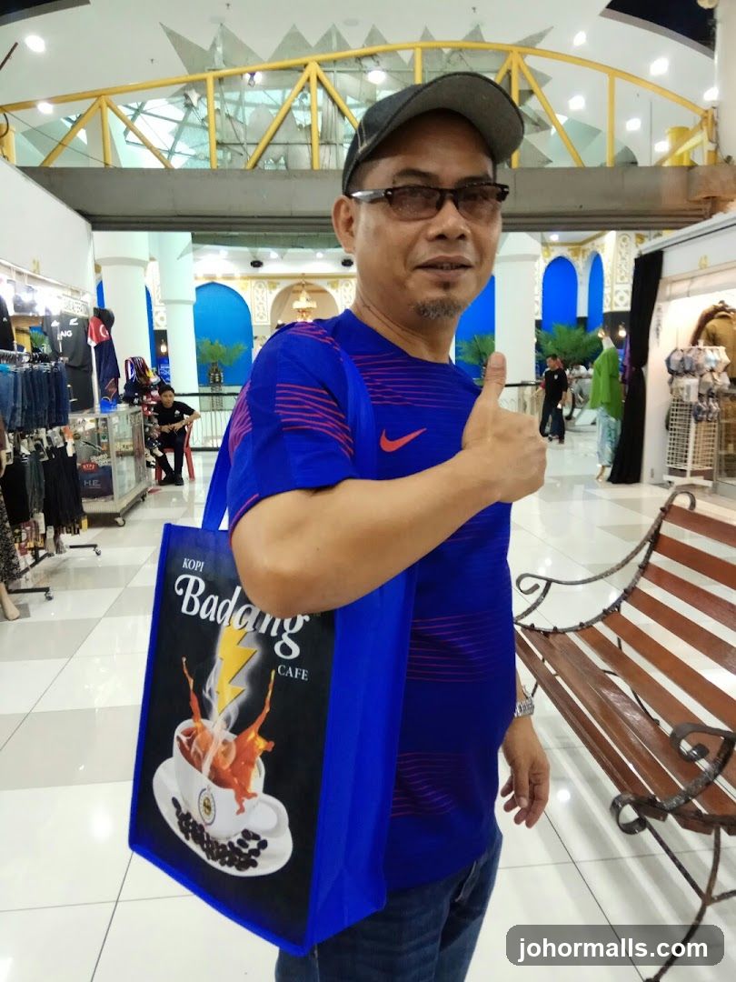 Man holding a reusable shopping bag