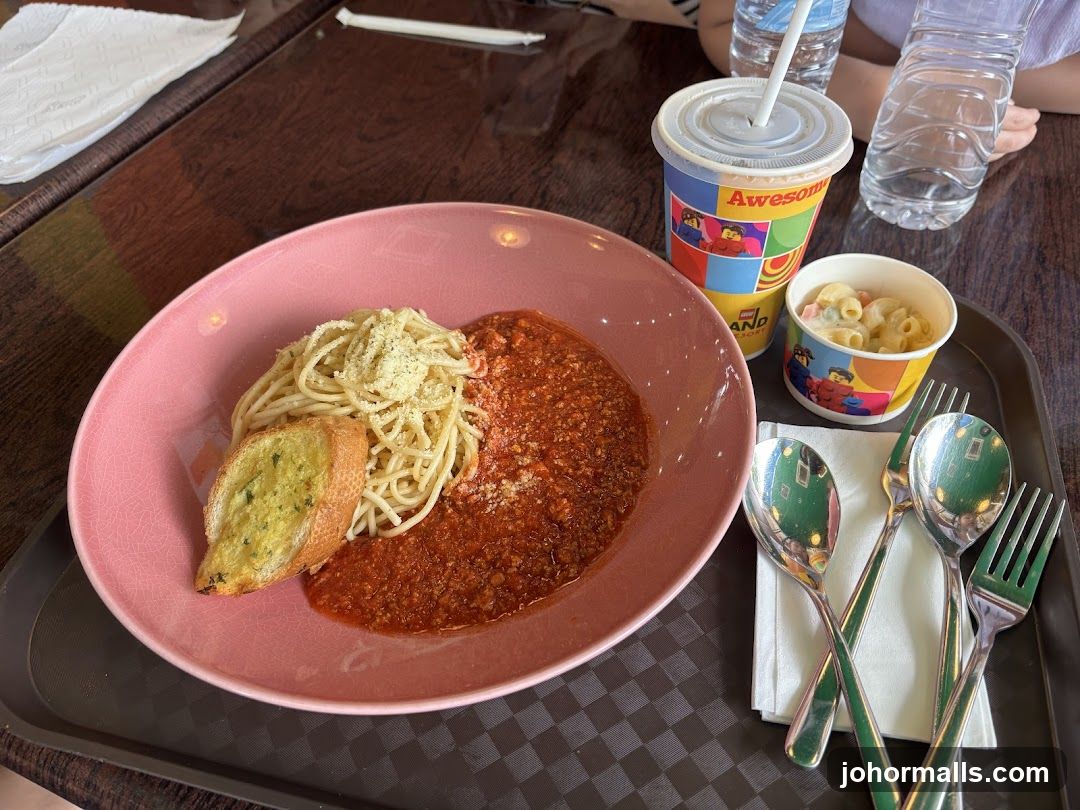 Spaghetti with Meat Sauce and Garlic Bread