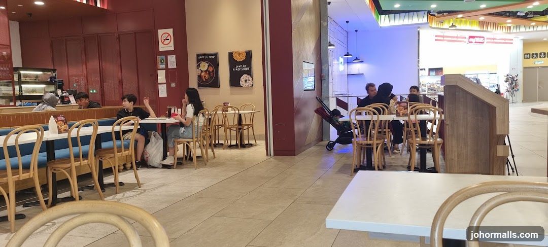 Diners at a cafe
