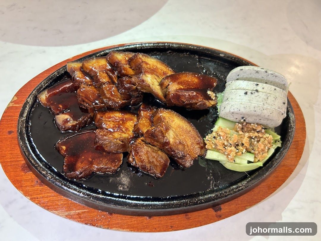 Braised Pork Belly with Steamed Buns