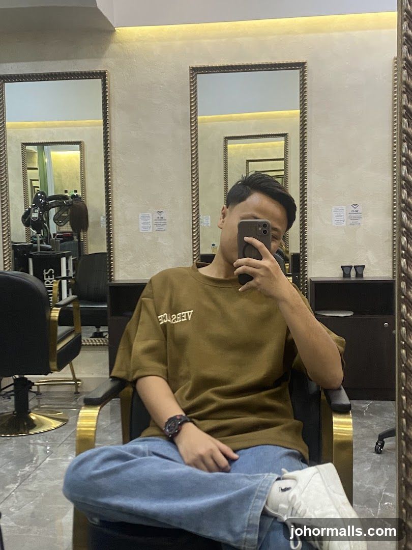 Man taking a selfie in a salon