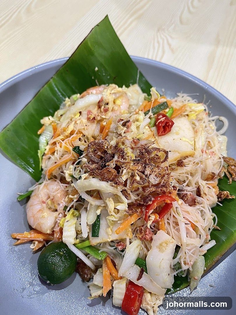 Stir-fried noodles with shrimp and vegetables