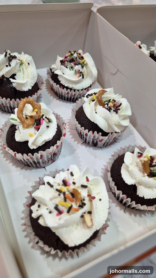 Chocolate Cupcakes with White Frosting