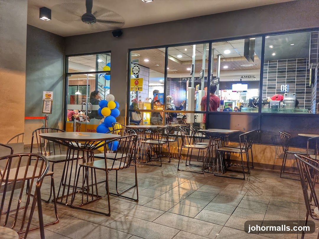 Outdoor Seating Area of a Fast Food Restaurant