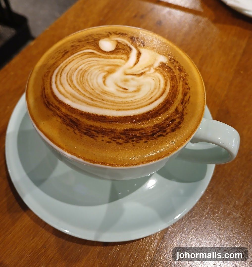 Latte with Swan Art
