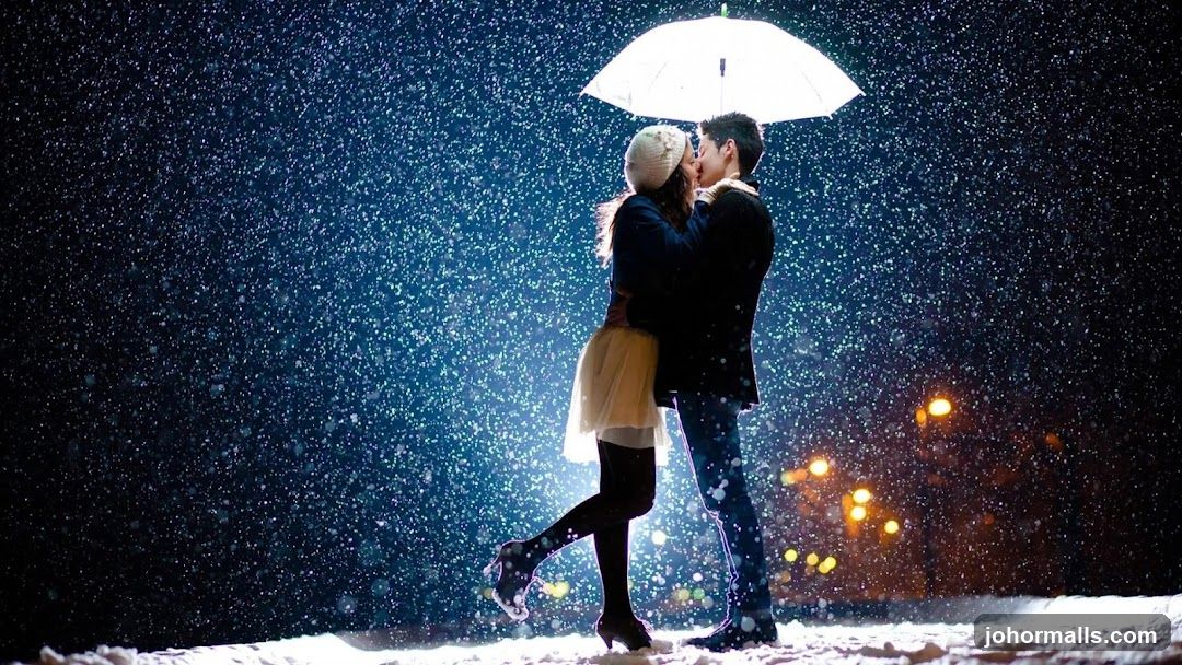 Couple kissing in the snow