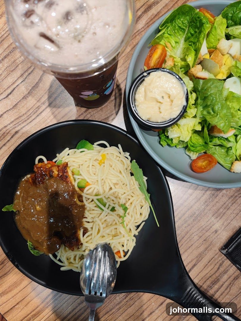 Spaghetti with Chicken and Salad
