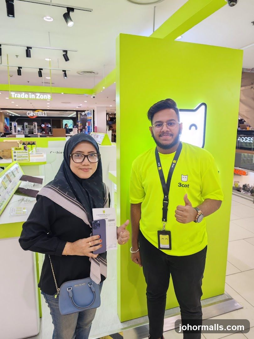 Customer and Staff at 3CAT Store