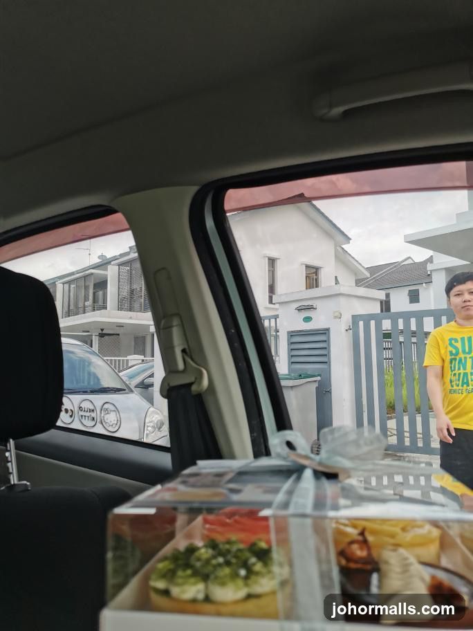 Dessert Box in Car
