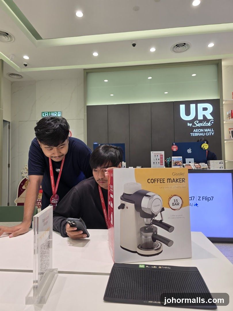 UR by Switch Store