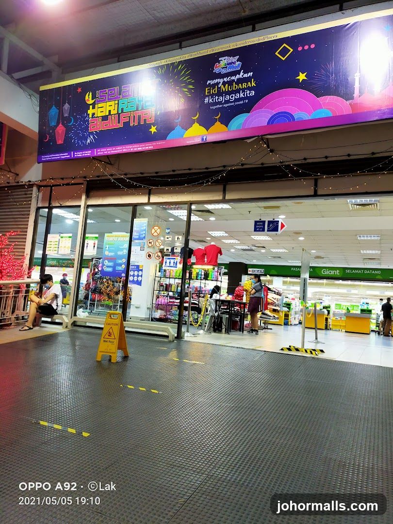 Eid Mubarak Banner and Supermarket Entrance